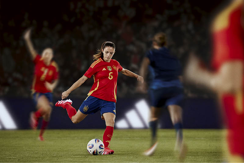 Aitana Bonmatí adidas Predator