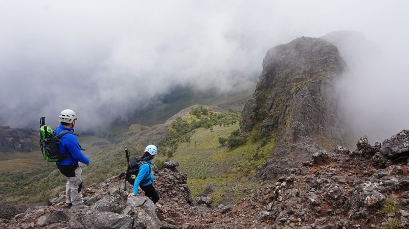 Cómo elegir tus bastones de trekking y cómo usarlos bien