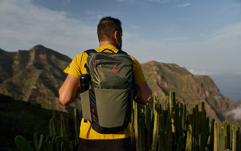 Los 10 objetos esenciales que nunca deben faltar en tu mochila y cómo organizarla correctamente