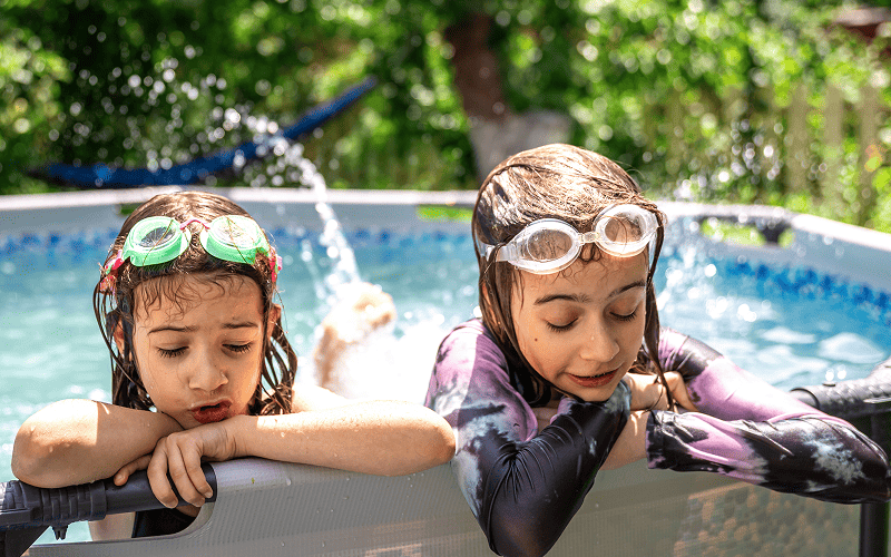 Juegos acuáticos para niños que también mejoran su habilidad en el agua