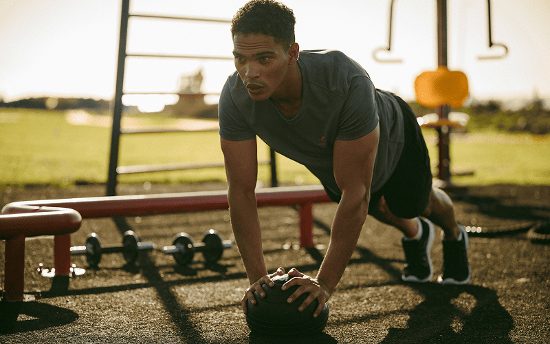 Tu gimnasio al aire libre: ejercicios de fuerza en parques públicos