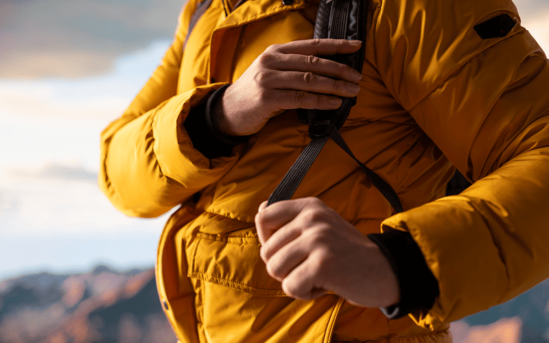 Cómo elegir entre softshell y hardshell para tus salidas de montaña en días fríos y lluviosos