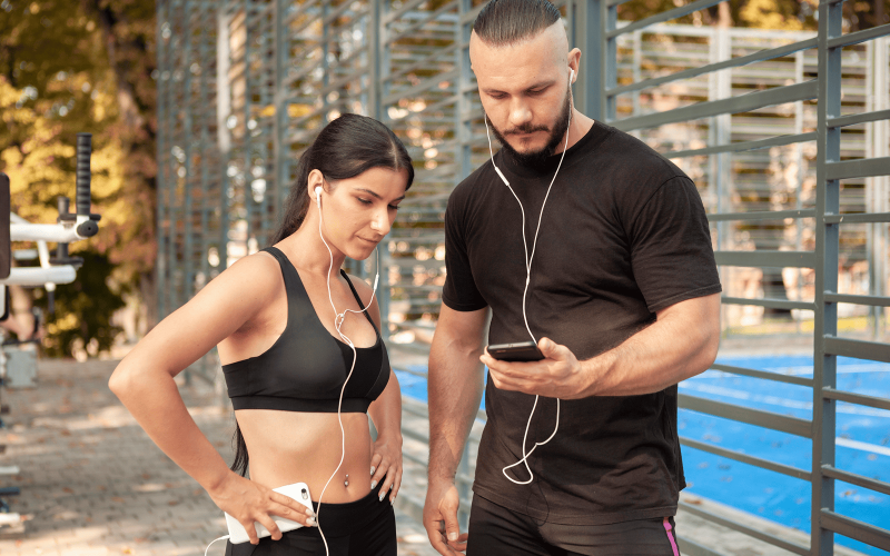 Combinar música y deporte: cómo influye en el rendimiento y la motivación al entrenar
