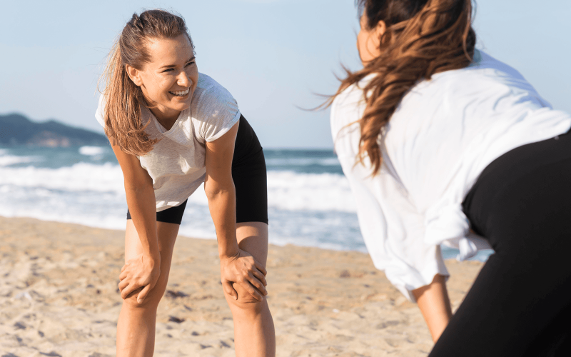 Entrenamiento HIIT en la playa: rutina completa para entrenar fuerza y cardio en la arena