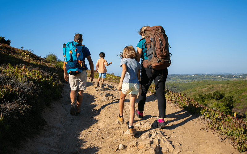 Cómo adaptar tus rutas de senderismo cuando empieza el calor